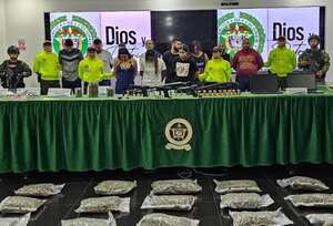 Liliana Monsalve, quien es la directora del colegio Star Kids, ubicado al norte de la ciudad de Barranquilla fue capturada junto a 10 personas más. (Foto Policía)