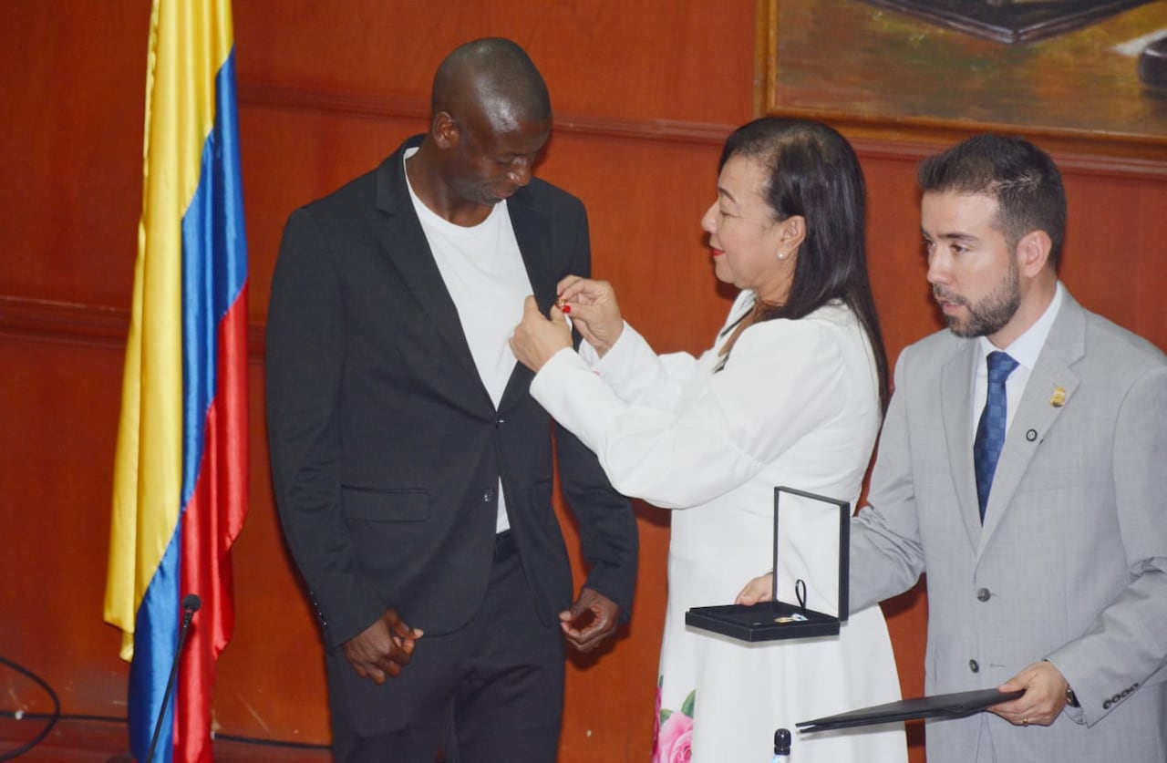 Durante el acto, se resaltó no solo su desempeño futbolístico, sino también su compromiso con procesos sociales enfocados en niños y jóvenes.