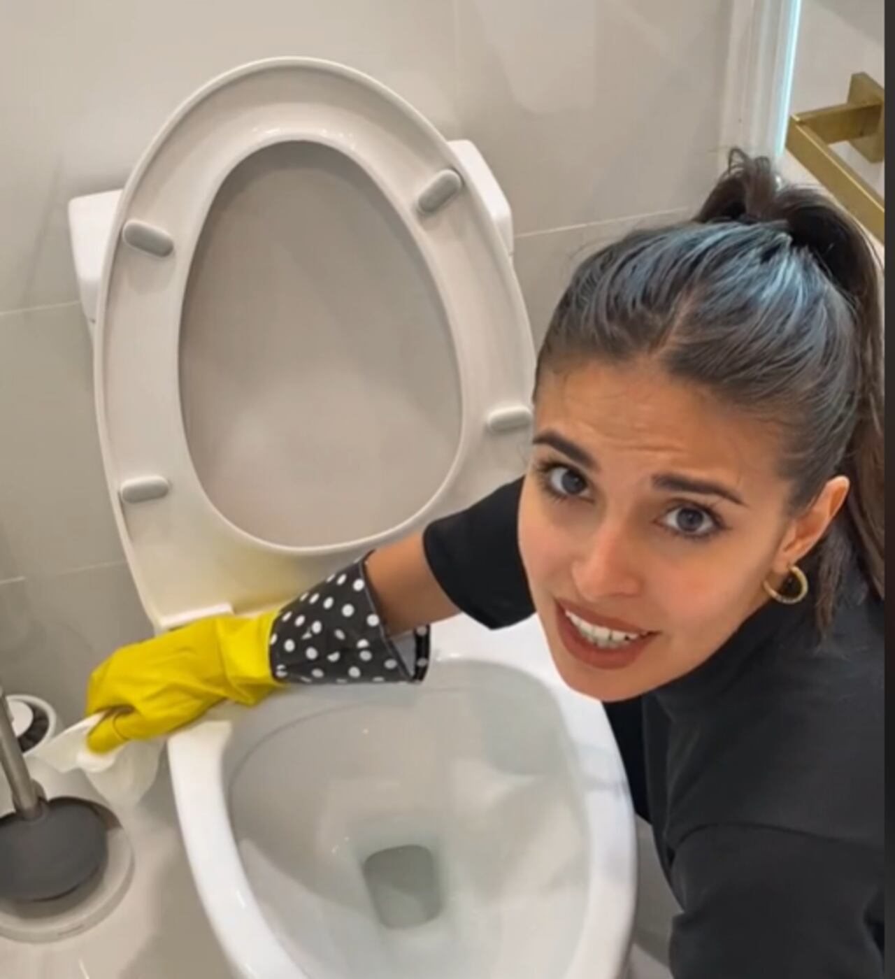 Joven se viralizó en redes sociales, tras compartir un video trabajando como empleada doméstica en Estados Unidos.