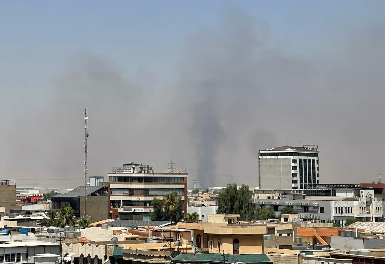 Columnas de humo negro marcan el lugar donde se produjeron explosiones cerca de una base militar que alberga a tropas estadounidenses en la ciudad de Irbil, en el norte de Irak, el 24 de julio de 2026. (AP Foto/Stella Martany)