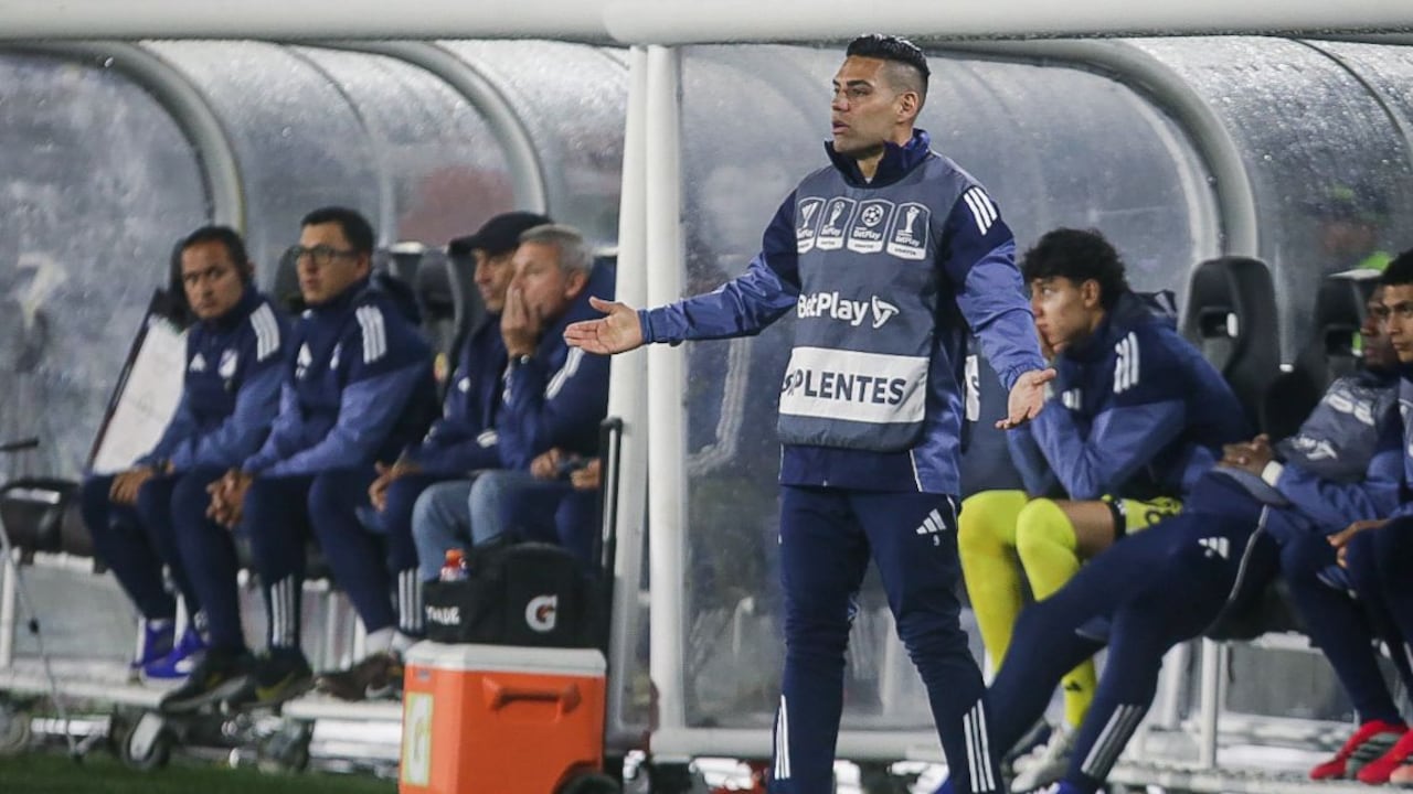 Radamel Falcao (centro) reclama durante el partido entre Millonarios e Independiente Medellín.