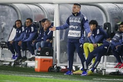 Radamel Falcao (centro) reclama durante el partido entre Millonarios e Independiente Medellín.