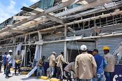 Visita ministro de defensa al lugar donde ocurrieron los atentados terroristas contra la base aérea.