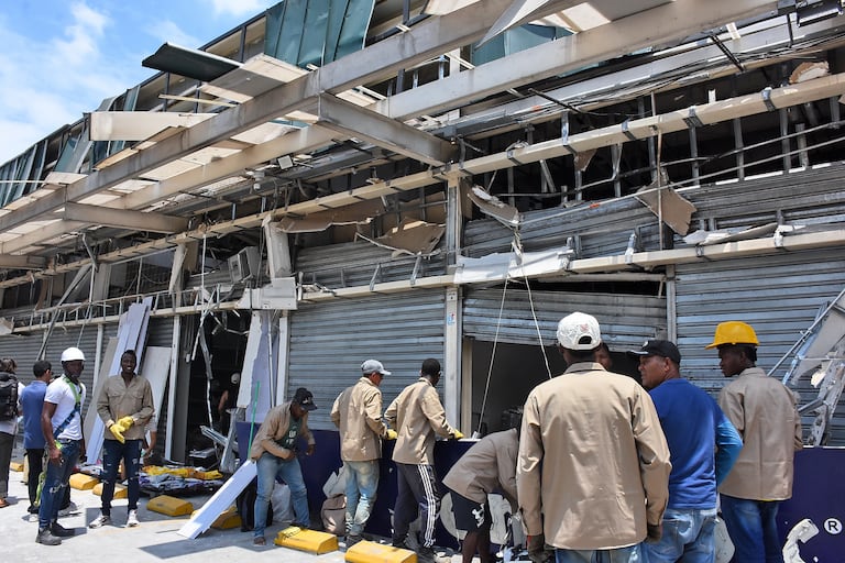 Visita ministro de defensa al lugar donde ocurrieron los atentados terroristas contra la base aérea.