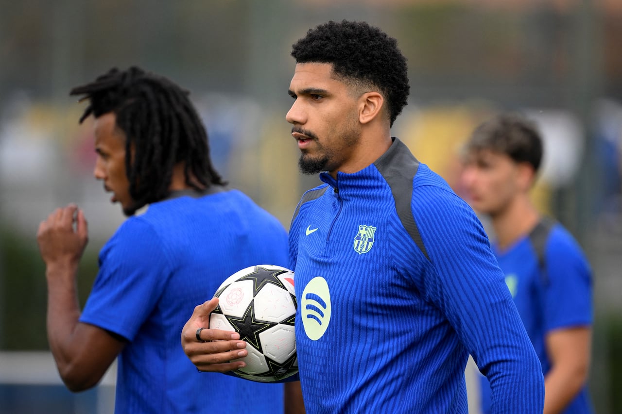 FC Barcelona #04 El defensa uruguayo Ronald Araujo participa en una sesión de entrenamiento en vísperas del partido de fútbol de la jornada 4 de la fase de liga de la Liga de Campeones de la UEFA entre el FC Barcelona y el Stade Brestois en el campo de entrenamiento Joan Gamper en Sant Joan Despi, cerca de Barcelona, el 25 de noviembre de 2024. (Foto de Josep LAGO / AFP)