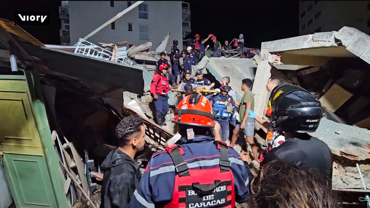 Una niña de 14 años es rescatada con vida de entre los escombros tras los fuertes terremotos que azotaron Venezuela.