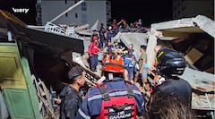 Una niña de 14 años es rescatada con vida de entre los escombros tras los fuertes terremotos que azotaron Venezuela.