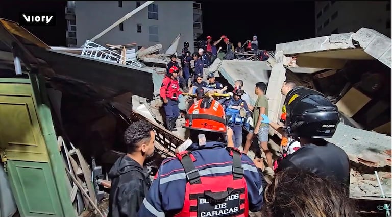 Una niña de 14 años es rescatada con vida de entre los escombros tras los fuertes terremotos que azotaron Venezuela.