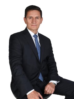 Hugo Casas Velásquez, es un oficial retirado de la Policía Nacional con más de treinta años de servicio y un profundo conocimiento de la realidad del suroccidente colombiano.