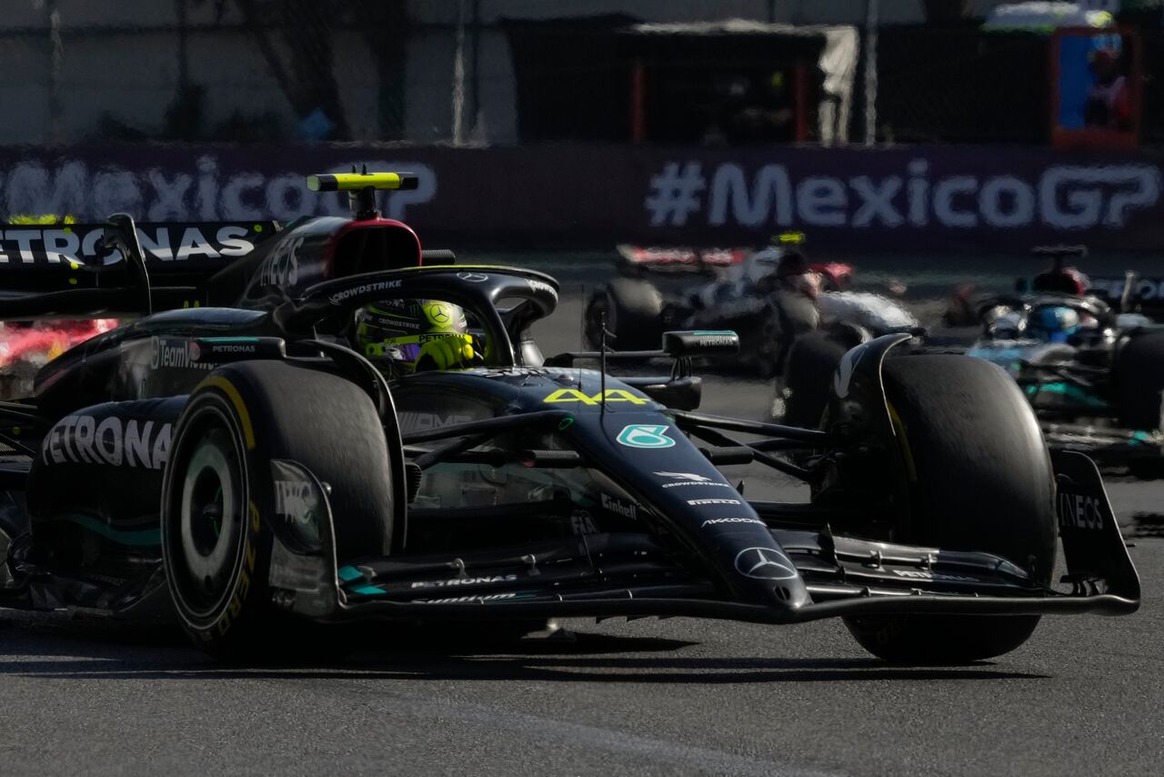 Lewis Hamilton, de Gran Bretaña, conduce su Mercedes durante la carrera de autos del Gran Premio de México de Fórmula Uno en el autódromo Hermanos Rodríguez en la Ciudad de México, el domingo 29 de octubre de 2023. (Foto AP/Fernando Llano)