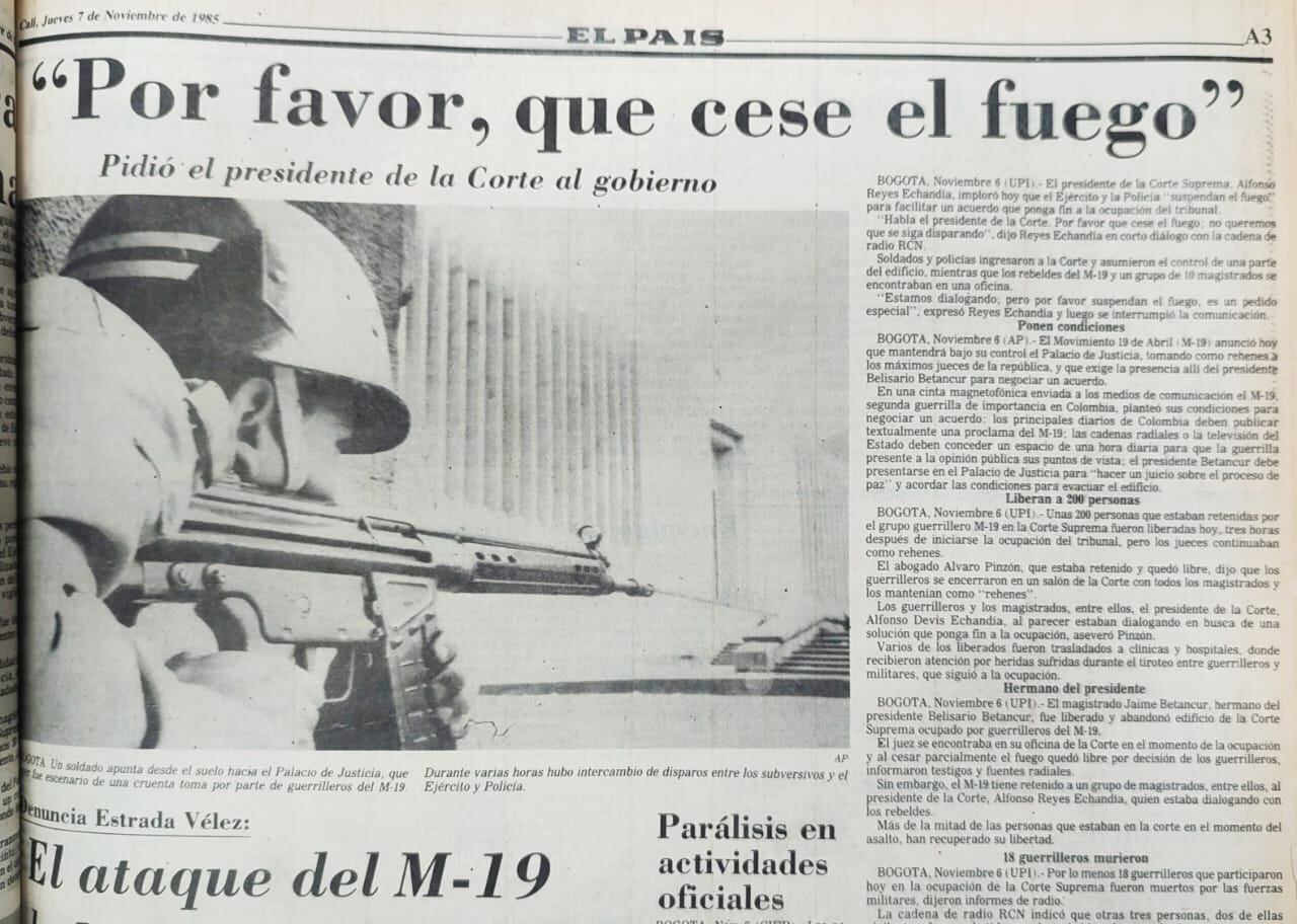 Imágenes publicadas por El País mostraron los escombros y el humo que cubrían el centro de Bogotá tras la retoma.