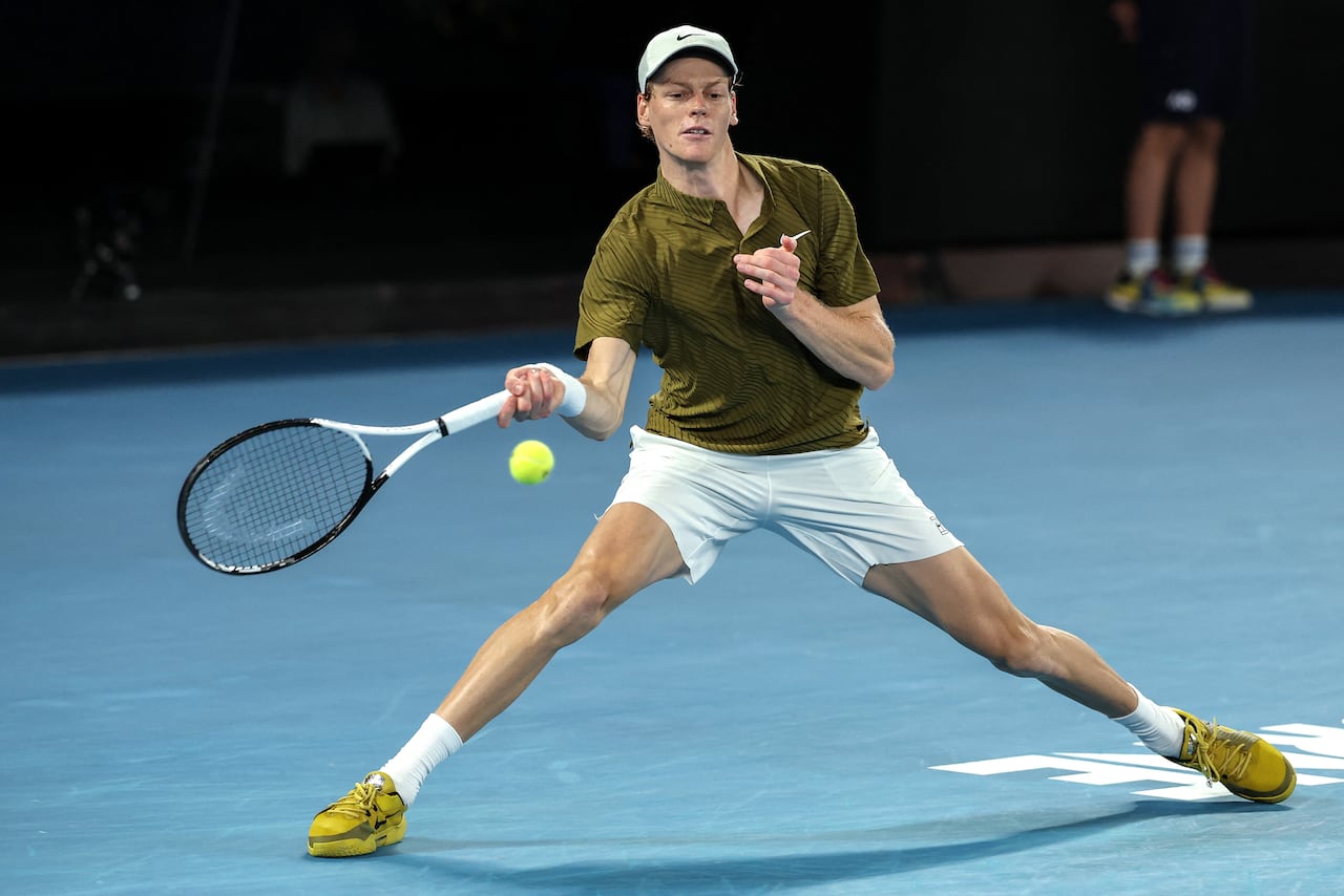 El italiano Jannik Sinner devuelve el balón al estadounidense Ben Shelton durante su partido de cuartos de final individual masculino en la undécima jornada del Abierto de Australia de tenis en Melbourne el 28 de enero de 2026. (Foto de Martin KEEP / AFP)