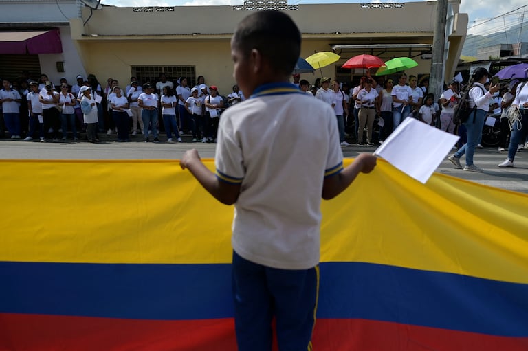 Estudiantes y lugareños participan en una protesta contra la violencia luego de que la escuela José María Obando fuera alcanzada por disparos durante los combates que tuvieron lugar el 5 de septiembre entre la Policía colombiana y el frente de la disidencia de las FARC EP Dagoberto Ramos en Corinto, departamento del Cauca