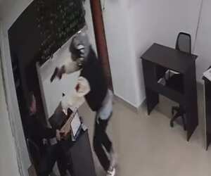 Los asaltantes atacaron a una mujer con arma de fuego al momento de retenerla en un cuarto, luego otra de las víctimas también metieron a la fuerza en el cuarto para así apoderarse de un computador y dos celulares.