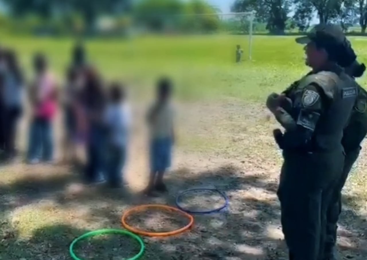 Los más pequeños de este municipio participan en varias jornadas lúdicas y creativas lideradas por las autoridades locales y los policías.