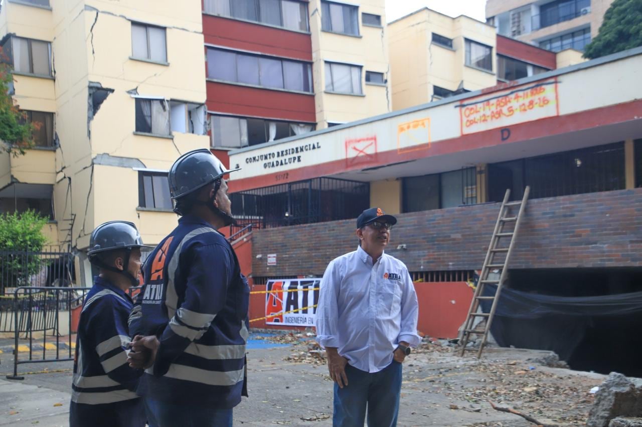 La maquinaria especializada ingresó a la Unidad Residencial Guadalupe para comenzar el proceso de demolición mecánica controlada.