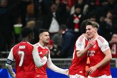 El delantero sueco #14 del Arsenal, Viktor Gyokeres (der.), celebra con sus compañeros tras anotar el tercer gol de su equipo durante el partido de la séptima jornada de la fase de liga de la UEFA Champions League entre el Inter de Milán y el Arsenal en el estadio San Siro de Milán, en el norte de Italia, el 20 de enero de 2026. (Foto de Alberto PIZZOLI / AFP)