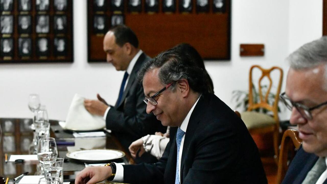 El presidente de Colombia, Gustavo Petro, en reunión con los presidentes de las altas Cortes.