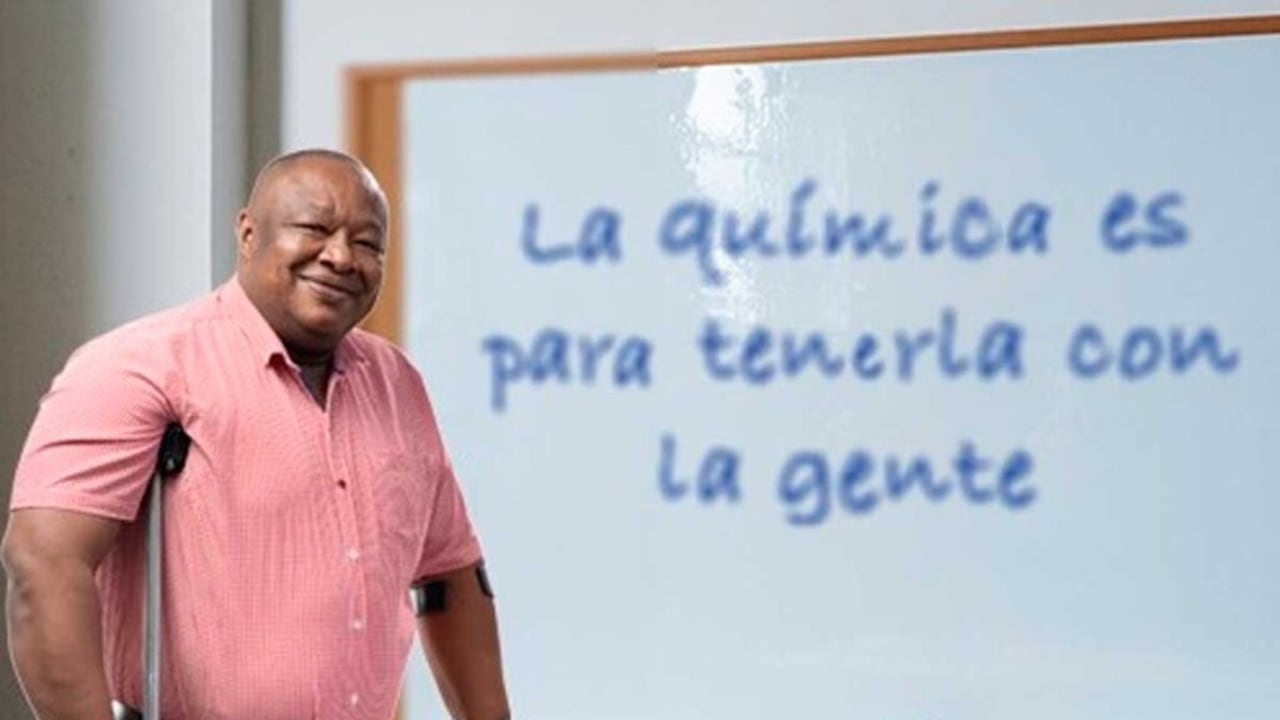 Consciente de esto, González Banguero comenzó su vida académica en las aulas de la Escuela Primaria Camilo Torres, destacándose por su rendimiento académico y gozando de popularidad y reconocimiento entre sus compañeros, quienes veían en él un referente de superación y disciplina. Terminó sus estudios de bachillerato en el Instituto Técnico Santander de Quilichao, años en los que estructuró las bases que lo llevaron a conquistar,más tarde, escenarios de participación en esta zona del departamento.
