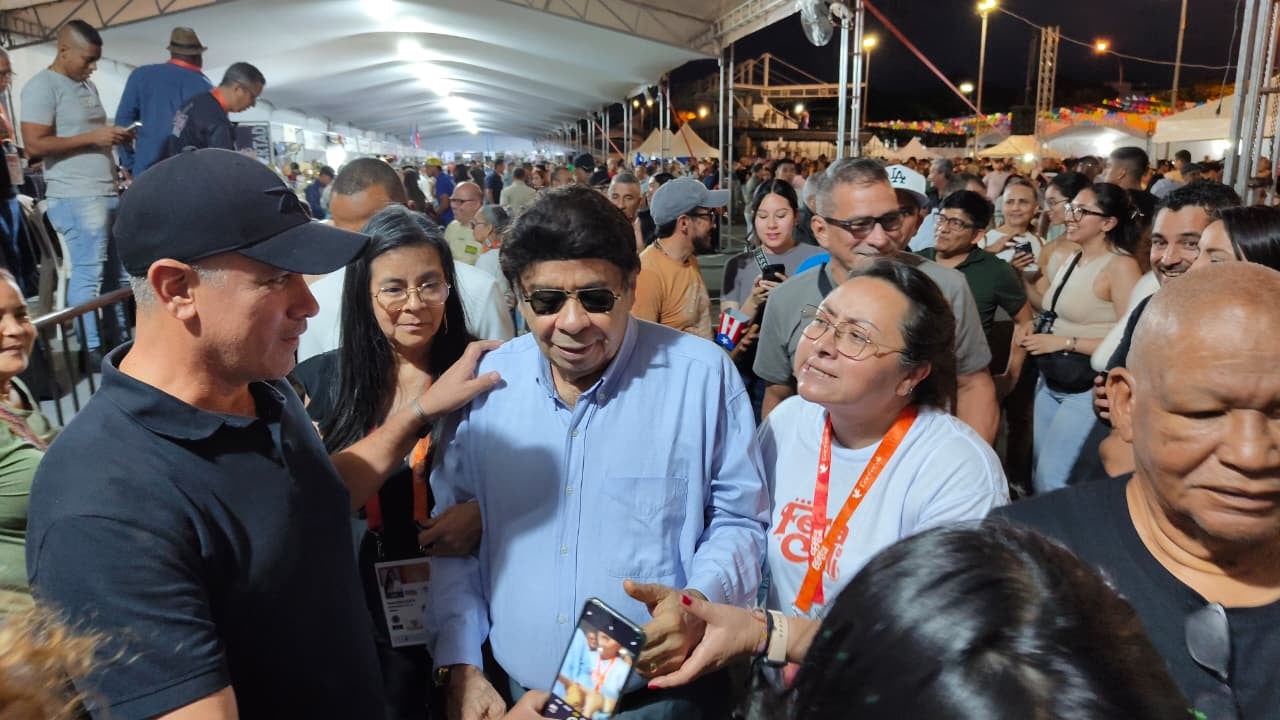 El maestro Julio Ernesto Estrada “Fruko” recibió un homenaje en el encuentro de melómanos y coleccionistas de la Feria de Cali, destacando su legado de más de 60 años en la salsa.