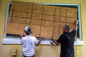 Los residentes colocan una tabla de madera para proteger una casa en San Petersburgo, Florida, EE.UU., el lunes 28 de agosto de 2023. La tormenta tropical Idalia se fortaleció cerca de Cuba a medida que avanza hacia la costa oeste de Florida, amenazando con azotar como un gran huracán el miércoles con lluvias y marejadas ciclónicas que amenazan la vida. Fotógrafo: Juan Manuel Barrero Bueno/Bloomberg vía Getty Images