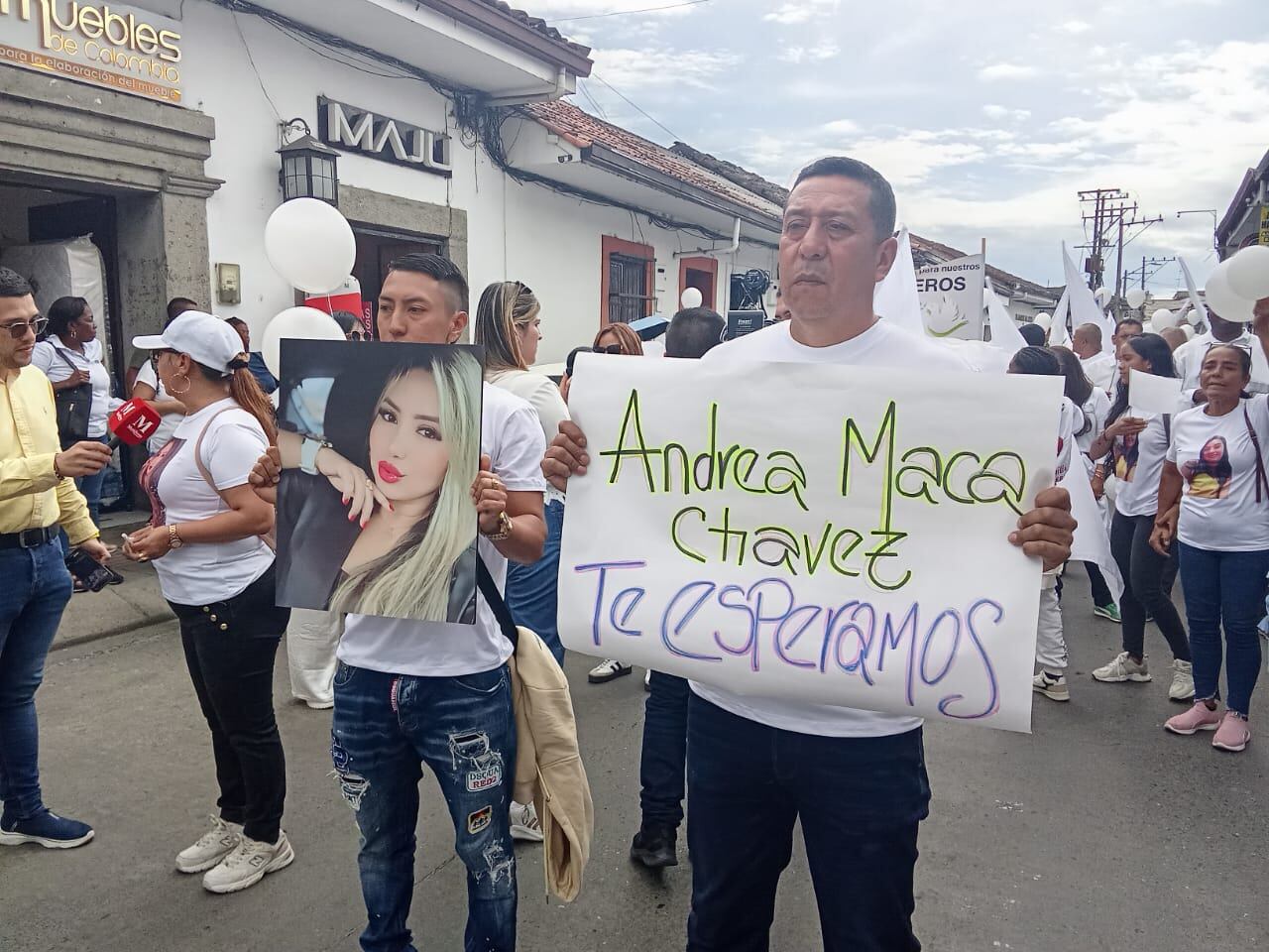 Nueve funcionarios y contratistas fueron secuestrados por las disidencias de las Farc en Cauca. Familiares y amigos realizan marcha en Popayán para pedir por su liberación.