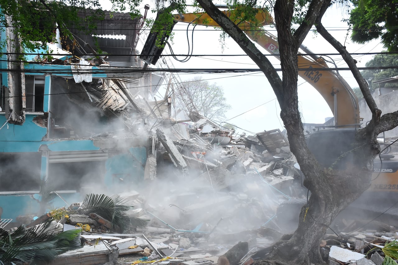 Demolición del Edificio María Mercedes en el barrio Cuarto de Legua.