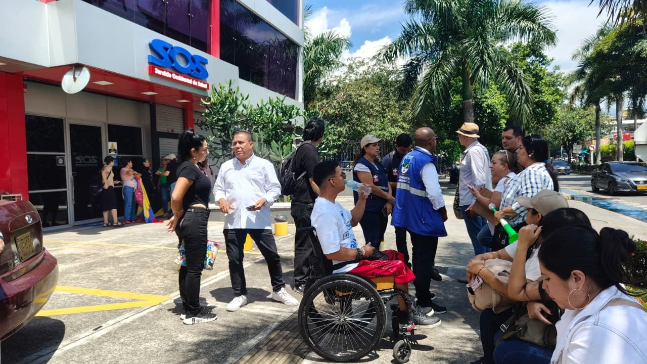 Los manifestantes en la sede de Guadalupe exigieron la presencia de la Superintendencia de Salud para vigilar el cumplimiento de las entregas de medicamentos pendientes.
