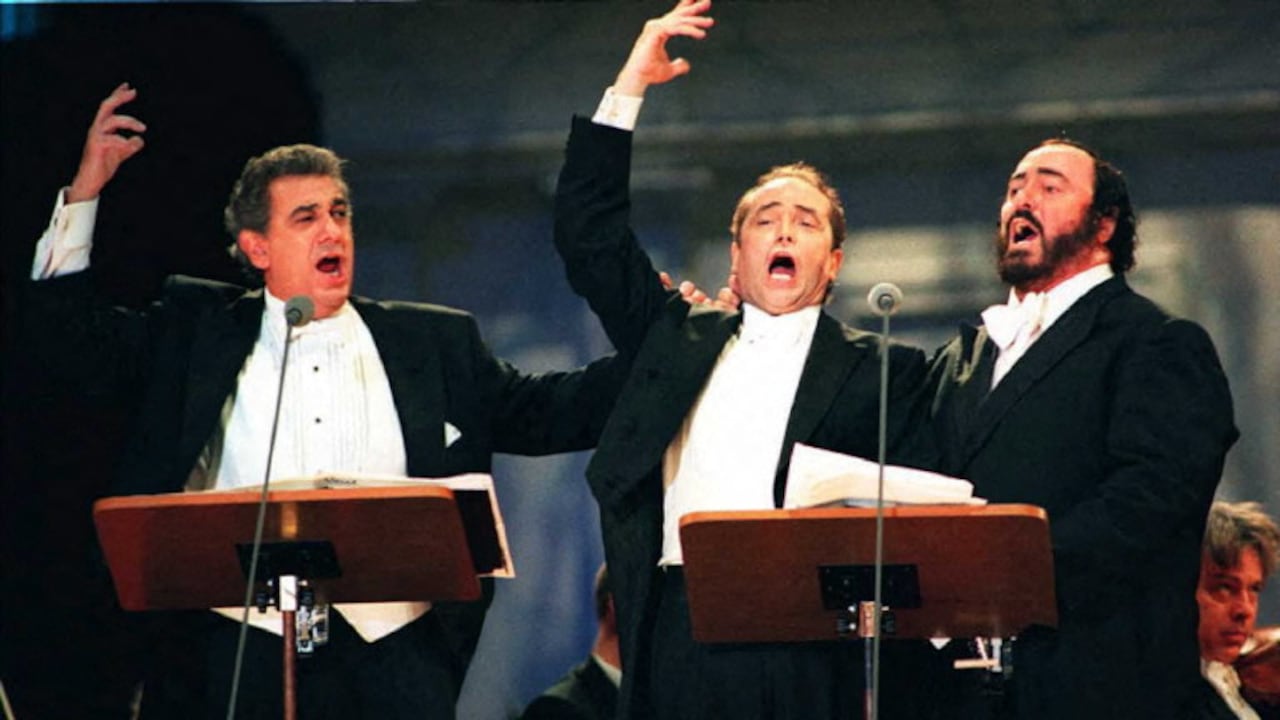 Los cantantes de ópera Plácido Domingo, José Carreras y Luciano Pavarotti conformaron los llamados Tres Tenores, que en los años 90 e inicios de los 2000 realizaron varias galas exitosas en los mayores escenarios del mundo.