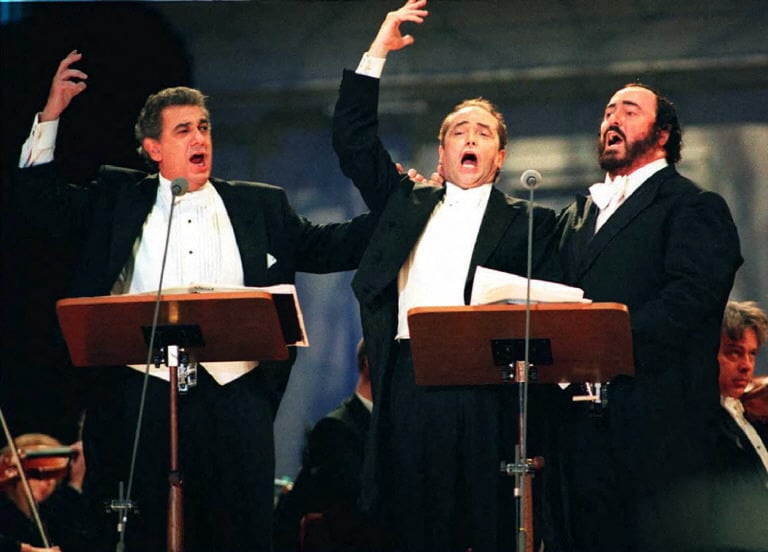 Los cantantes de ópera Plácido Domingo, José Carreras y Luciano Pavarotti conformaron los llamados Tres Tenores, que en los años 90 e inicios de los 2000 realizaron varias galas exitosas en los mayores escenarios del mundo.