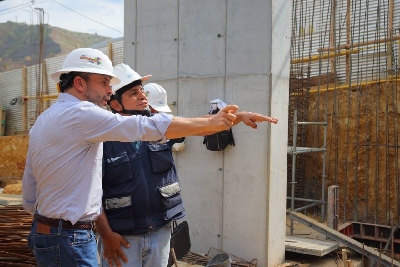 En esta visita el alcalde Eder hizo una verificación del avance de las obras, que actualmente se concentra en la cimentación y en la fundición de la losa del primer piso.