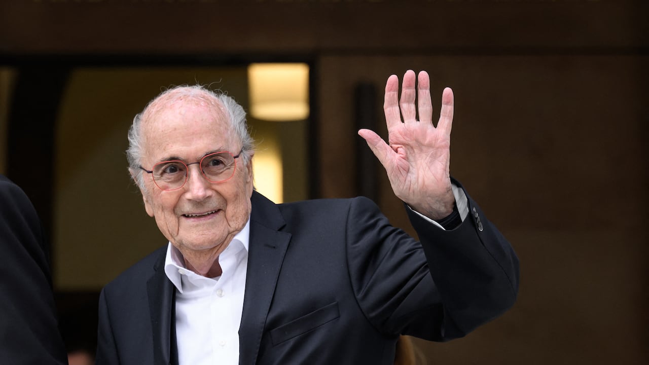 Former FIFA president Sepp Blatter waves to journalists as he leaves Switzerland's Federal Criminal Court after the first day of his trial over a suspected fraudulent payment on June 8, 2022 in the southern city of Bellinzona. - Blatter and Michel Platini, once the chiefs of world and European football start a two-week trial following a mammoth investigation that began in 2015 and lasted six years. (Photo by Fabrice COFFRINI / AFP)