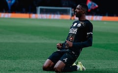 Ousmane Dembélé celebra uno de los goles de la victoria ante el Chelsea en la Champions League.