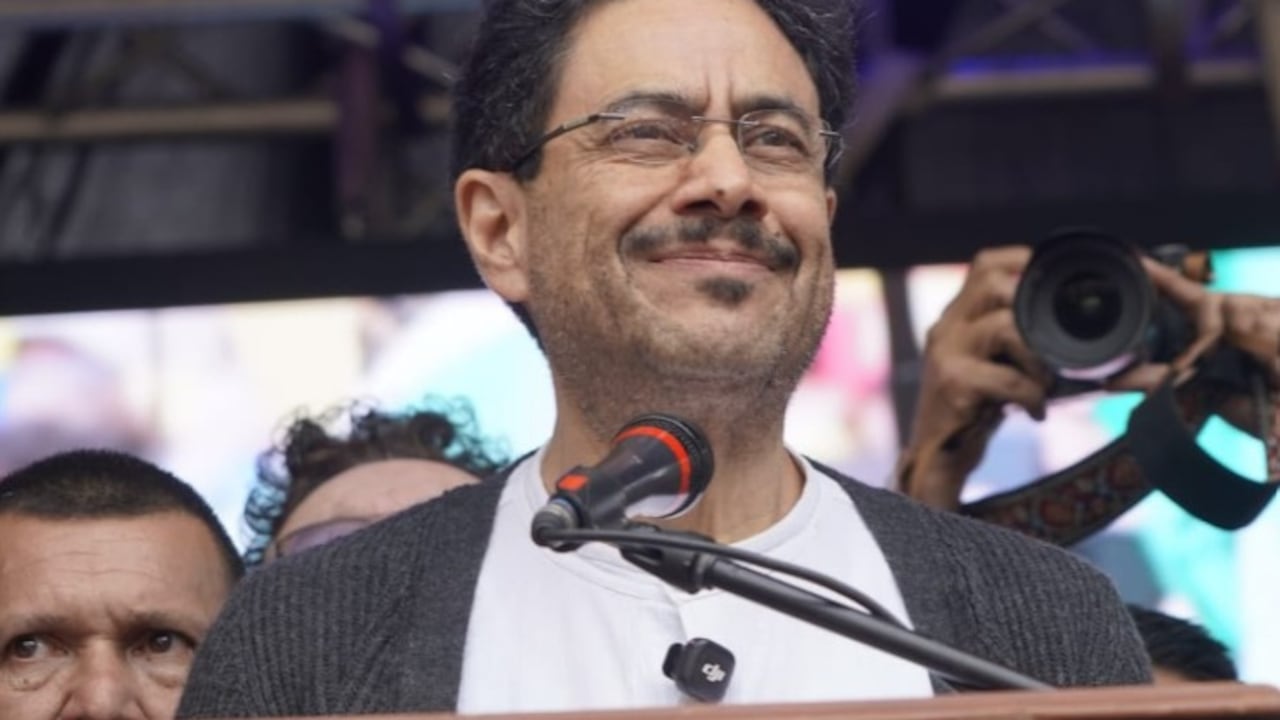 El candidato presidencial Iván Cepeda realizó el cierre de su campaña en un sector de clase media de Bogotá, donde insistió en la necesidad de recuperar el respaldo de ese segmento del electorado