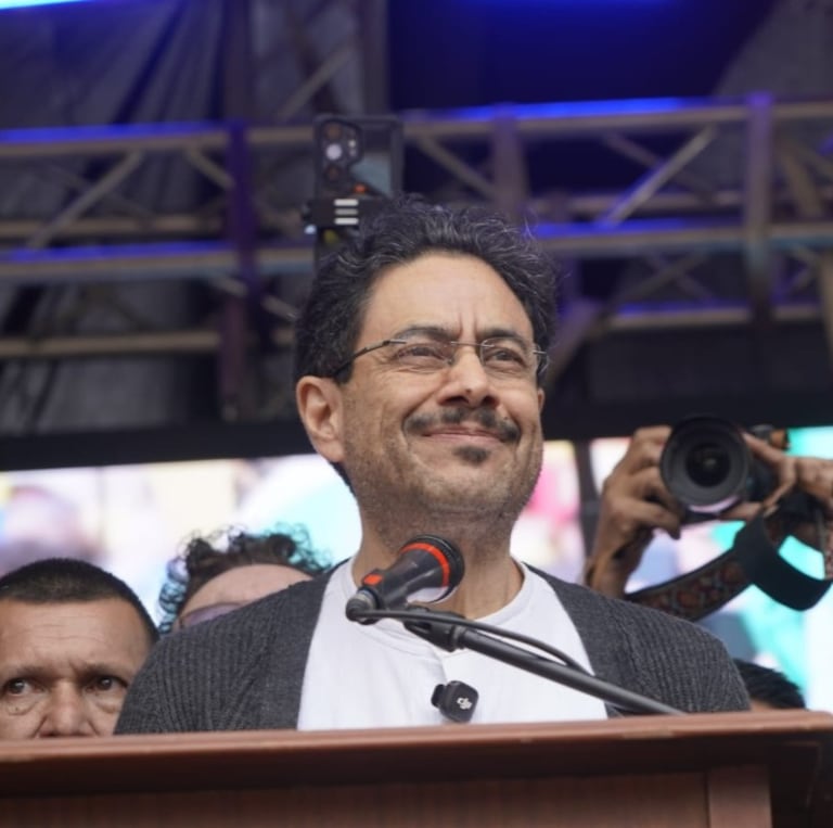 El candidato presidencial Iván Cepeda realizó el cierre de su campaña en un sector de clase media de Bogotá, donde insistió en la necesidad de recuperar el respaldo de ese segmento del electorado