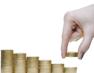 De acuerdo con el más reciente reporte de estabilidad financiera del Banco de la República, de cada $100, los colombianos pagan $21 en deudas.