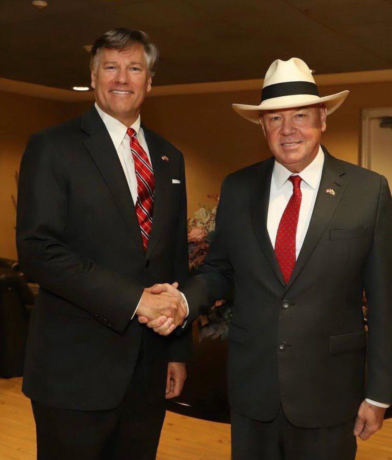 Christopher Landau y el embajador de Estados Unidos en Colombia, John McNamara.