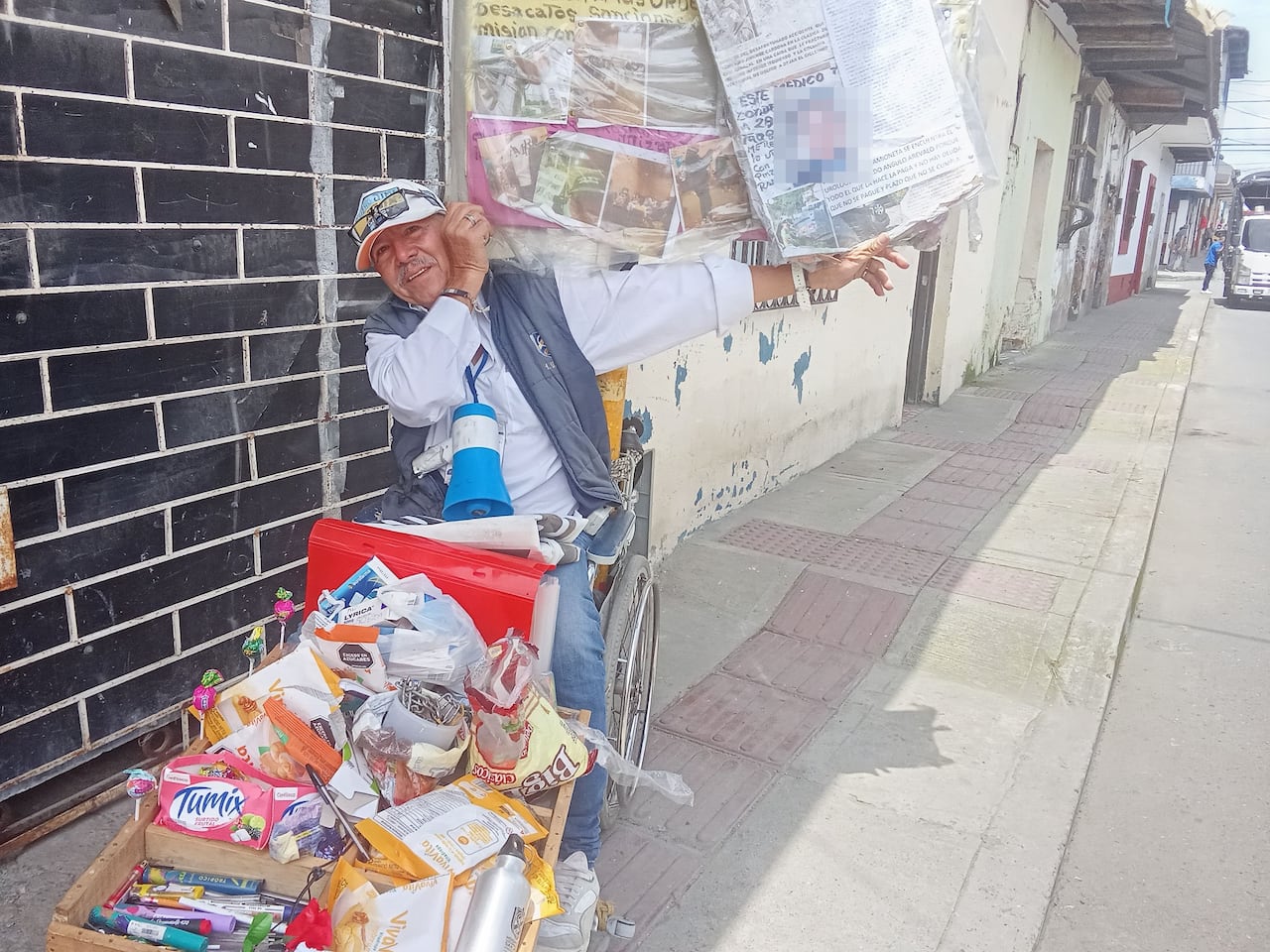 Todos los días, Luis María Jiménez Cardona recorre el centro histórico de la capital del Cauca comercializando dulces como forma de ganarse la vida.
