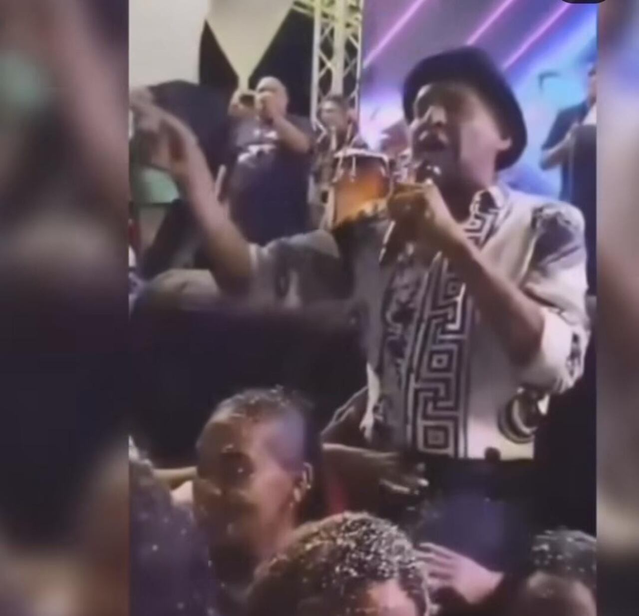 Momento en el que al cantante Farid Ortiz lo manosean en un concierto.