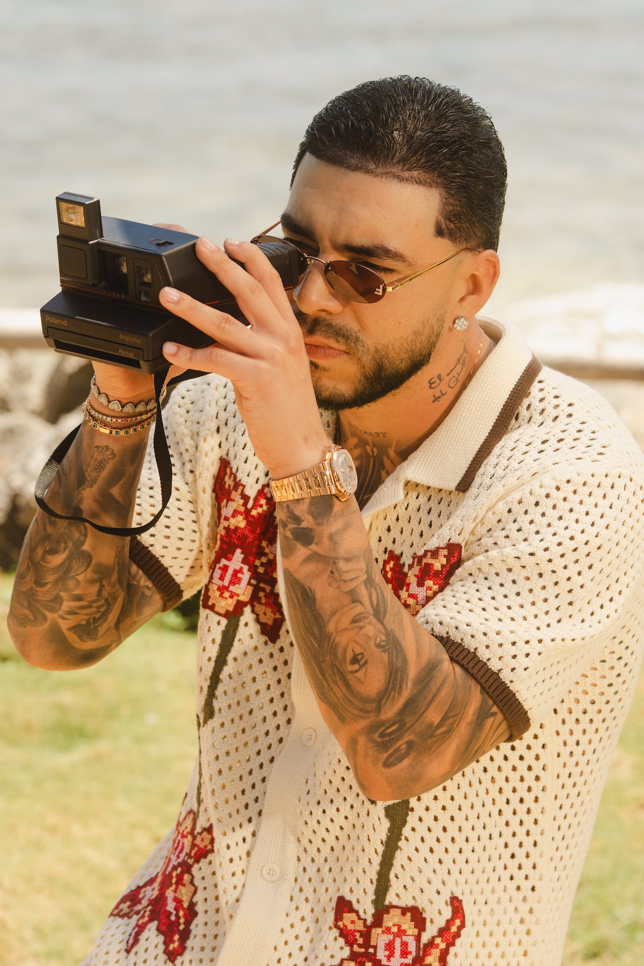 Ryan Castro no es ajeno al mundo de la moda. Su primera incursión fue con el lanzamiento de su línea de ropa Ghetto Med. Este 2026 incursiona con una nueva colaboracion con Agua Bendita y su colección Awaa.