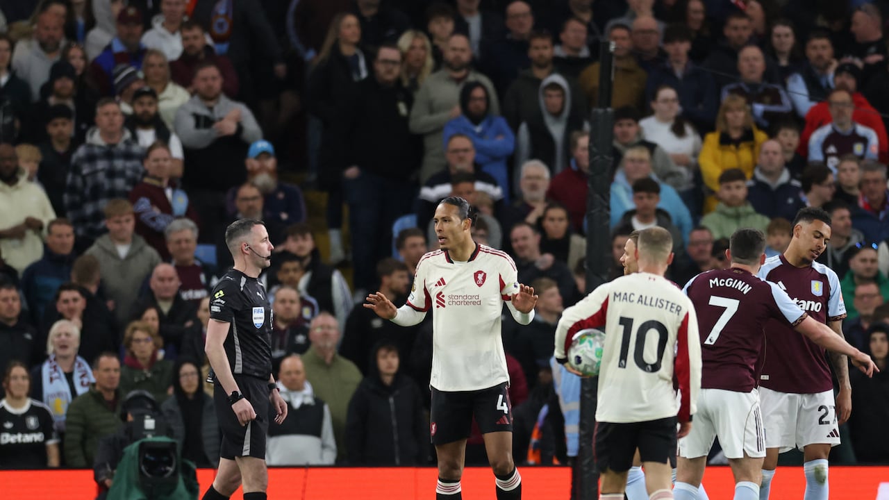 El juego se detiene mientras el VAR (Árbitro Asistente de Video) intenta encontrar algo para anular el gol del empate del Liverpool, anotado por el defensa holandés Virgil van Dijk (C), número 04, durante el partido de la Premier League inglesa entre el Aston Villa y el Liverpool en Villa Park, Birmingham, en el centro de Inglaterra, el 15 de mayo de 2026. (Foto de Darren Staples / AFP)