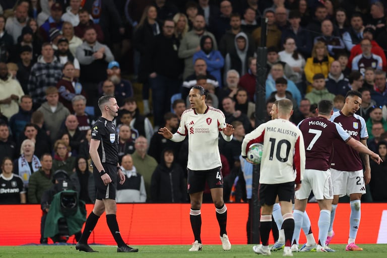 El juego se detiene mientras el VAR (Árbitro Asistente de Video) intenta encontrar algo para anular el gol del empate del Liverpool, anotado por el defensa holandés Virgil van Dijk (C), número 04, durante el partido de la Premier League inglesa entre el Aston Villa y el Liverpool en Villa Park, Birmingham, en el centro de Inglaterra, el 15 de mayo de 2026. (Foto de Darren Staples / AFP)