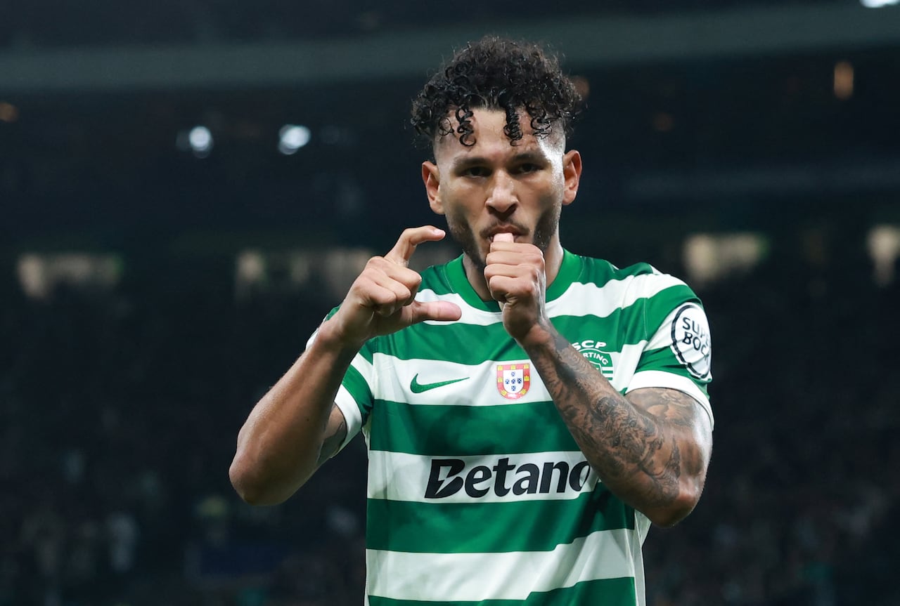 El delantero colombiano #97 del Sporting de Lisboa, Luis Suárez, celebra el primer gol del partido de la jornada 7 de la fase de liga de la UEFA Champions League entre el Sporting CP y el Paris Saint Germain en el estadio José Alvalade de Lisboa, el 20 de enero de 2026. (Foto de PATRICIA DE MELO MOREIRA / AFP)