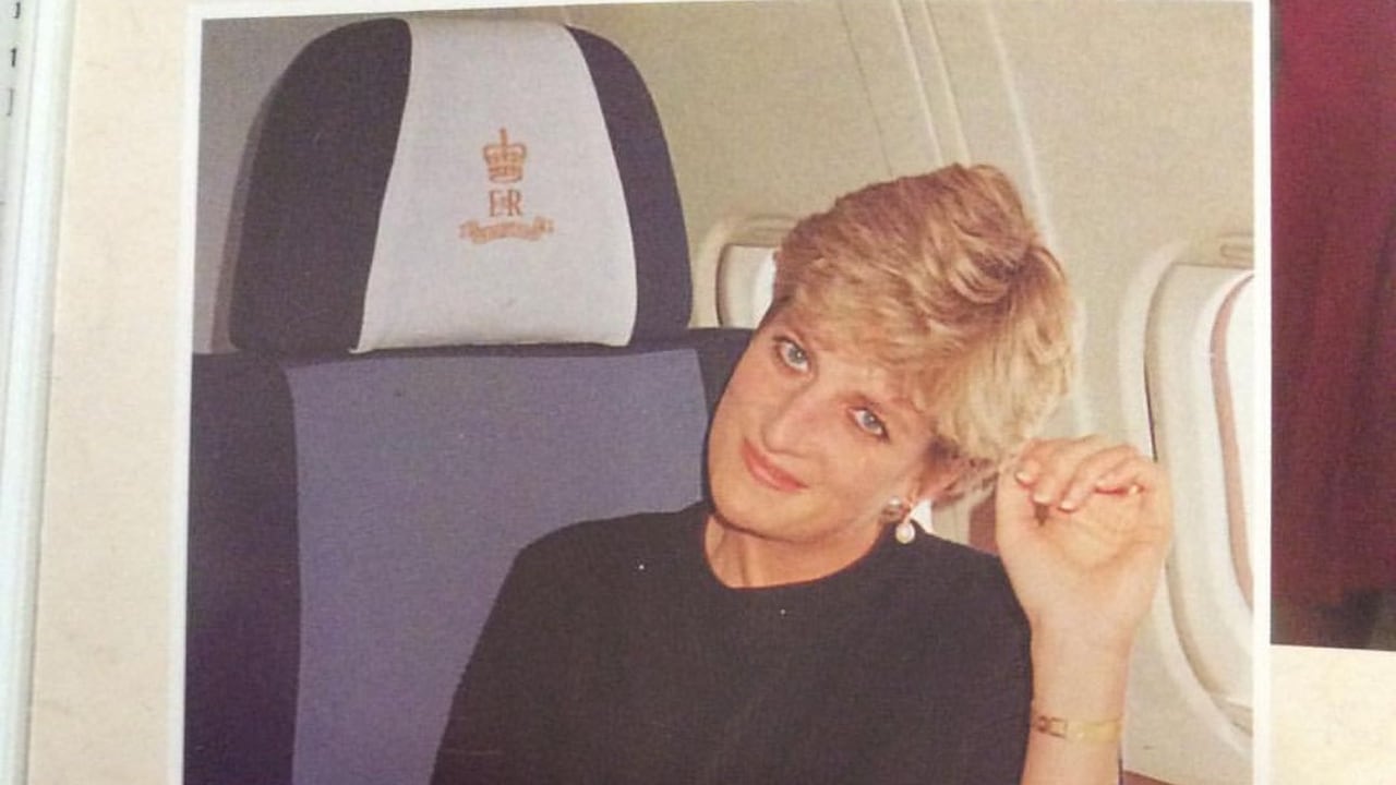 El exmayordomo publica varias fotografías de Diana que habían sido un regalo para el