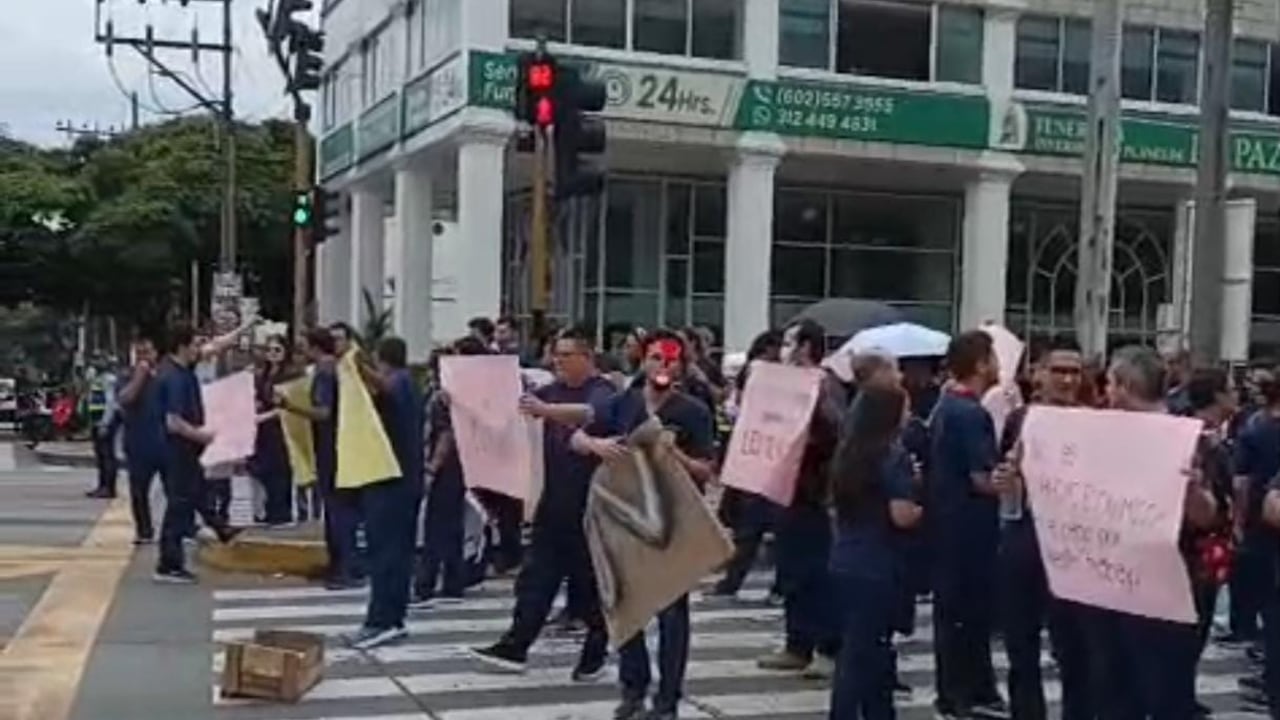 El personal de salud está protestando con algunas pancartas en mano.
