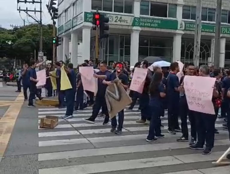 El personal de salud está protestando con algunas pancartas en mano.