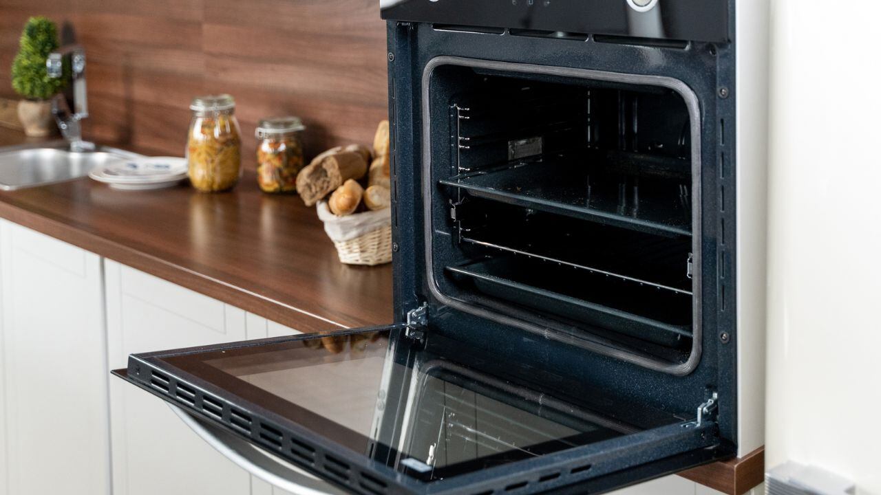 Estos son los peligros de guardar ollas y sartenes en el horno de la estufa