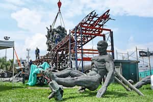 Desmonte al monumento a la solidaridadpara reconstruirlo.  el proceso durará varios meses. Mayo 7 de 2024.  Foto Wirman Rios. EL PAIS