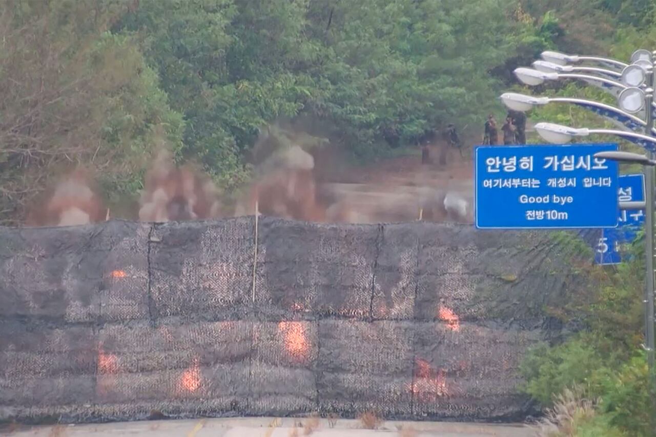 Esta es una de las explosiones en una carretera que conecta Corea del Norte y Corea del Sur el 15 de octubre de 2024.