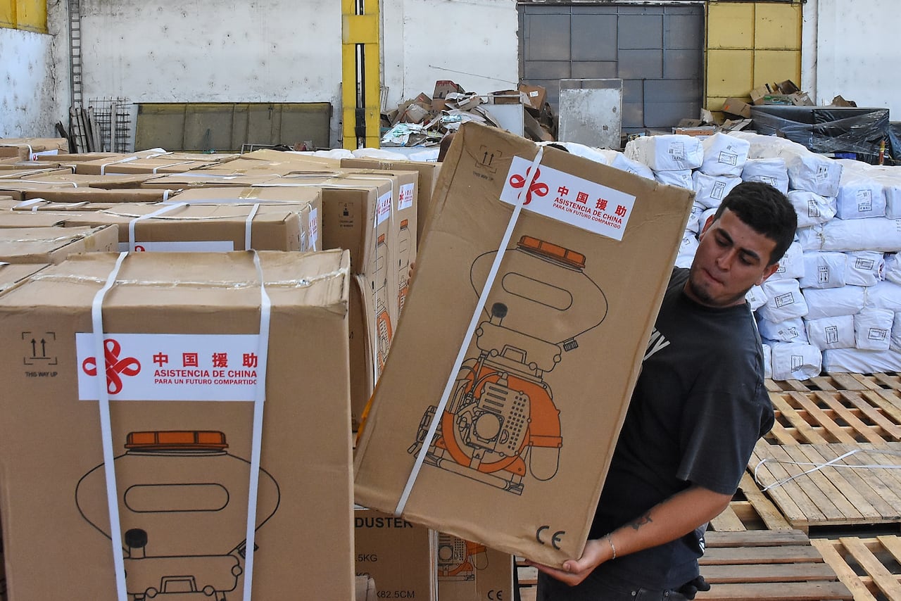 Entrega Ayudas humanitarias por parte del Embajador de China a Gobernadora del Valle.